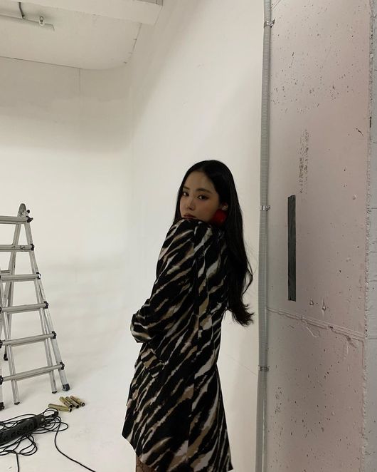 Son Na-eun of Group Apink showed off his extraordinary Leg-beauty.Son Na-eun posted several photos on his Instagram on the 24th without any comment.In the public photos, Son Na-eun, wearing a colorful pattern jacket, poses on the set.Son Na-euns beauty and slender leg-beauty, which perfectly digest colorful fashion, catch the eye.On the other hand, Son Na-eun will appear in the MBC monthly mini series Would you like to eat dinner together?Son Na-eun Instagram