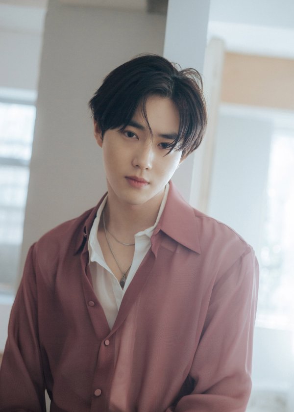 EXO Suho continues the charming Solo song Remady with the first mini album song Starry Night.Suhos first mini album Self-Portrait, released on the 30th, contains a total of six lyrical songs based on band sound, including the title song Love, Lets Love, and Suho is participating in the concept planning as well as the whole song.In addition, the lyrics include a breakup with a lover, a scene that is disconnected from the world as if it had lowered a dark curtain, and a cold piano, an electric guitar with a day, and a dynamic string performance maximize the sad atmosphere of the song.