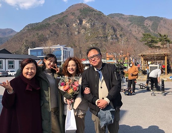 Hwang Bo Ra posted a picture on his Instagram on the 23rd with an article entitled #Yuk Sang-Hyo director # Kim Hae-sook and # Mina and me # warm and too touching movie scene.I was happy with the good people; I was happy with the precious movie Vacation on March 23, 2020, in unforgettable memories in Jeongseon.In the open photo, Hwang Bo Ra is smiling with Yuk Sang-Hyo director, Kim Hae-sook and Shin Min-a.They co-worked with the movie Vacation.On the other hand, Vaccation is a fantasy drama directed by Yuk Sang-Hyo, who directed the movie My Special Director, and depicts what happens when a mother who has been receiving a three-day Vacation from the sky is staying with her daughter.
