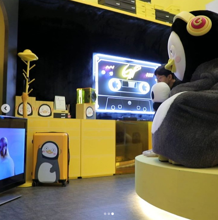 Popular YouTube star Pengsoo has revealed his latest situation.Pengsoo released an article on his instagram on the 24th, EBS and chill. Spring break is good.The photo shows Pengsoo and Pengsoos former manager Jeon Won-bae sitting together.The two people who sit on the bed of Pengsoo and watch the documentary with penguins are attracted to the eye.Previously, Giant Pen TV said that the production team decided to have a spring break before the start of season 2, and the first episode will be broadcast on April 2.Pengsoo and the crew are always taking their health with masks and disinfectants, do not worry about it, he added, reassuring fans.When the photo was released, the netizens responded such as I am having a pleasant vacation, I am so cute, I am together every time, but I am not a manager re-entry, and Lets meet well.Photo Pengsoo SNS