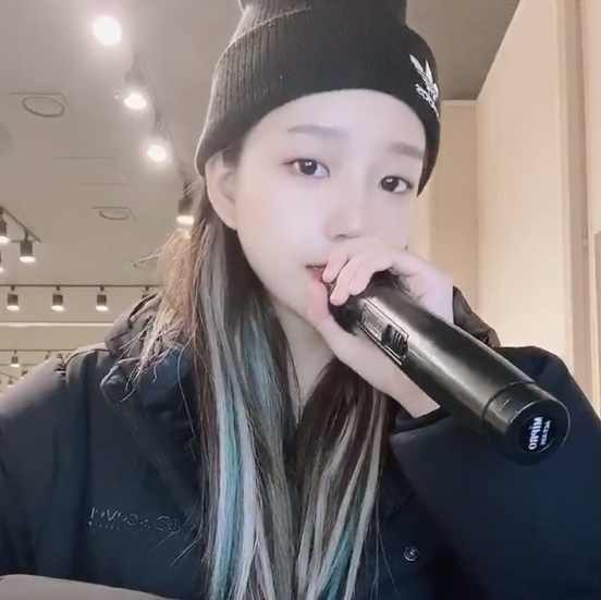 Group IZ*ONE Kwon Yuri has revealed a unique fan love.On the 23rd, Kwon Yuri told IZ*ONE official Twitter Inc. No, I tried to sing and upload it properly.Photographic filter does not listen. The uploaded video showed Kwon Yuri wearing a black padding and beanie, and she boasted a beautiful visual with white skin and clear features.Kwon Yuri picked up the microphone and began to sing. Her voice was clear. The soft high sound caught the listeners hearts.But for a moment, if there was a problem with the photographic filter, Kwon Yuri stopped singing and got close to the camera, his eyes widening in embarrassment, and his cuteness.The fans who encountered the video responded such as It is so cute, It is too small even if the real face is small, The face is beautiful, and the song is good.