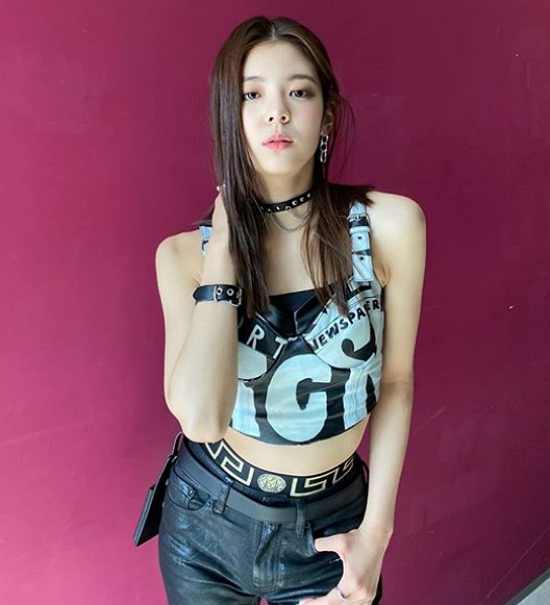 Group ITZY Lia showed off its unique aura.On the 24th, ITZY official Instagram posted several photos with the article Ryu Jin follows the ending pose Photo by, a toe grapher.In the photo, Lia showed off her girl Crush by matching her sleeveless croppies with leather pants.Lia, in particular, had a beautiful visual with a clear eye on her white skin, and she caught the attention of fans at once with her deadly eyes.The fans who saw the photos responded positively such as It is really pretty, Girl Crush Explosion and Whatever you do, pretty Lia.On the other hand, ITZY, which Lia belongs to, released its second Mini album ITz ME on the 9th. It is active as the title song WANNABE.