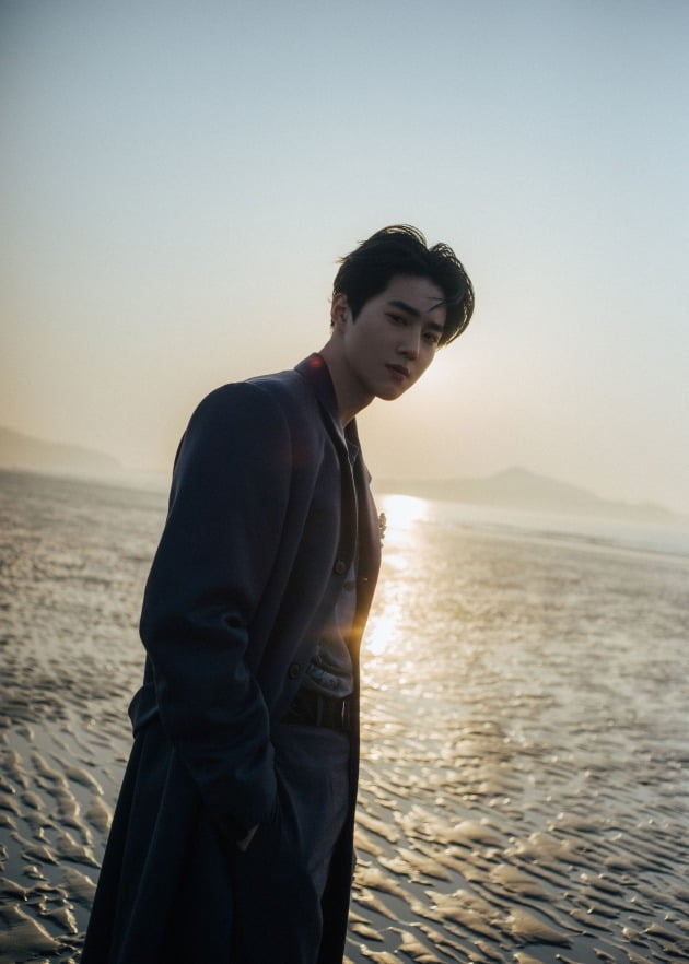 EXO Suho, who is solo debuting on the 30th, delivers his fond fan love with his first mini album Self-Portrait.Suhos first mini album Self-Portrait is the title song of modern rock genre, Love, Lets L. and Suho participated in the songwriting.You can also meet a special Suho fan song Made In You (Made in You).