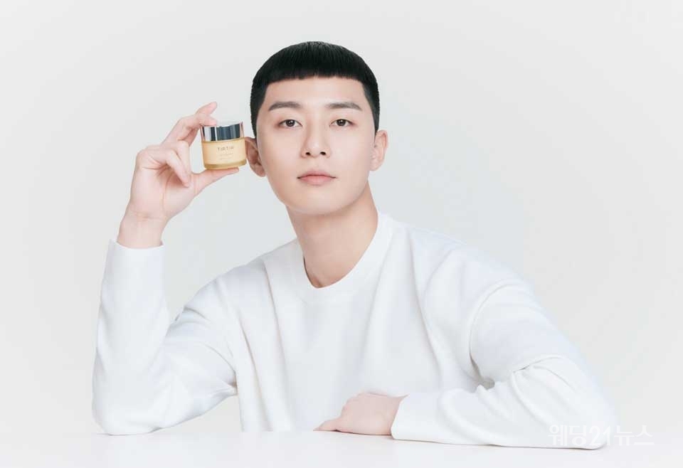 TIRTIR (HEALTHY LIFE BEAUTY) brand TIRTIR, which restores the skins original healthy light, unveiled ground AD cuts and making films with the Exclusive model Park Seo-joon.Park Seo-joon in the public AD has a casual yet natural charm with the concept of a moist day to spring. Especially, TIRTIRs popular products One Day One Shot Ampoule, Daily Bubble Toner Set, Cream TIRTIR has created a warm-hearted expression by expressing the concept of various products with Park Seo-joons unique pose and expression. For those who are worried about skin stressed by frequent mask wearing and In Between Seasons, Renew your skin condition!TIRTIR Restraint Clath Event This event will be held from October 25th to 10th to 27th for three days. You can get up to 50% discount on 8 kinds of TIRTIR Restraint Care Best products that calm tired skin.Sika Bubble Toner △ Real Bottle!Carming Mask △ Chicago Care Essence △ Chicago Care Cream △ One Day One-shot Ampoule Relexing (7DAYS) △ My Glow Sika Treatment Cushion Foundation. Also, when purchasing a true clath event product with additional benefits, 1,000 first-come-first-served customers will receive a 24-hour deep moisturizing on dry skin. On the other hand, Park Seo-joon ground AD making film video released this time can be found on TIRIR official YouTube channel and official Instagram. TIRTIR is an exclusive model of Park Seo-joon actor Park Seo-joon in the drama JTBC <Itaewon Clath>, which has become popular with its highest audience rating of more than 16.5% It is a brand of beauty that is active.Park Seo-joon with the ground AD cut & making film unveiling, warm and refreshing anti-war charm