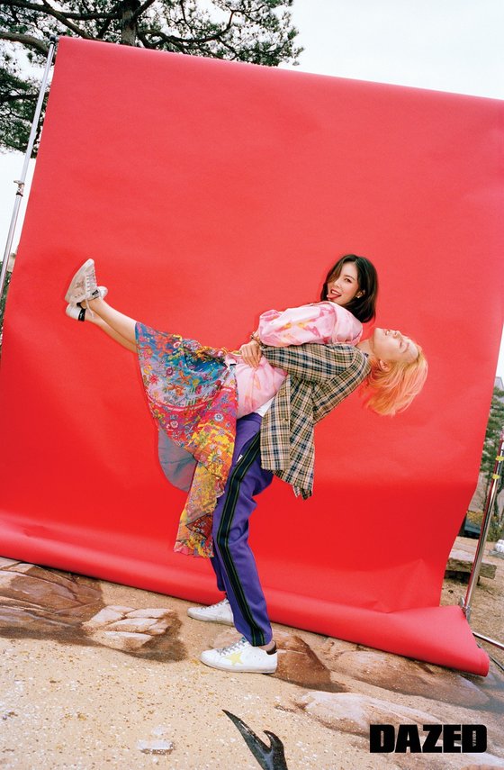 You can also see the two people who are style icons in the personal cut.Hyuna showcased her outstanding fashion sense by directing a blue shirt dress and bandana patterned pants to Leather Jacket respectively.In addition, he showed a casual look of vintage mood by matching denim pants to Red Bommer Jacket.DAWN also showed off its moDAWN yet chic charm with a black leather jacket and a check shirt.The couples pictures can be found in the April issue of Daysd Korea.