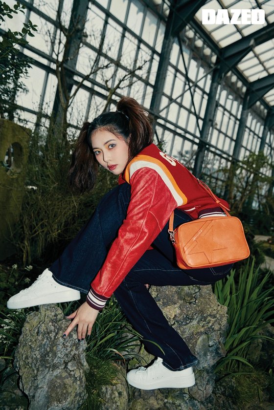 You can also see the two people who are style icons in the personal cut.Hyuna showcased her outstanding fashion sense by directing a blue shirt dress and bandana patterned pants to Leather Jacket respectively.In addition, he showed a casual look of vintage mood by matching denim pants to Red Bommer Jacket.DAWN also showed off its moDAWN yet chic charm with a black leather jacket and a check shirt.The couples pictures can be found in the April issue of Daysd Korea.