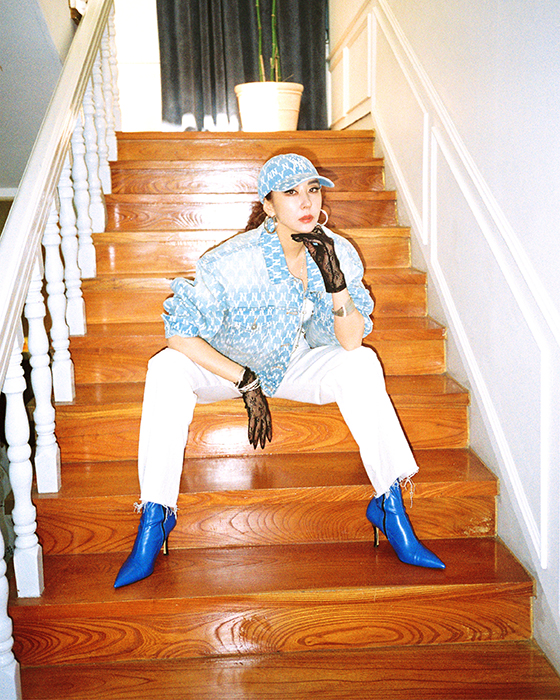 Kim Wan-sun, as it was in the 80s...Preservatives Beautiful look surprise Aid sexy diva singer Kim Wan-sun tweeties in fashion pictorialPreservatives showed off beautiful looks as they looked backKim Wan-suns twinties in commemoration of the launch of MLB Denim, a modern reinterpretation of Retro by the street casual brand MLB (MLB) developed by F & FHe released a picture that perfectly reproduces his appearance.This picture was under the concept of Icon of Youth that does not change, and Kim Wan-sun radiated his own charisma without filtration.Kim Wan-sun has completely extinguished Retro Moods Cheongcheong Fashion, which matches an overfit blue jacket, jeans and ball caps in a lion hair hairstyle that seemed to have returned to the 80s.Kim Wan-sun overwhelmed the atmosphere with charismatic eyes, sophisticatedly digesting all the concepts, creating the elasticity of the staff, and enjoying the whole shooting with free expression and pose.An MLB official said, The Kim Wan-sun picture of Nutro, which reinterpreted the contents more than 30 years ago, is getting a hot response from all ages by recalling memories to the millennial generation and the generations who spent the era with Kim Wan-sun. I hope to enjoy retro items with MLB Denim in the coming spring.