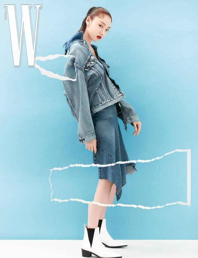 Lee Sung-kyung in the picture showed a fashion icon downside by matching a unique unbalance line skirt to Denim Jacket, which has natural washing, and expressing Cheong-cheon Fashion with a sense.