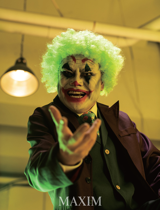 Actor Kim Hak Chul presented an extraordinary picture reminiscent of Joker in the April issue of the magazine Maxim.Kim Hak Chul, who started his career as a theater actor, appeared as General Park Sul-hee of Taejo Wanggun at the end of his long obscurity, and captivated the public with his unique comic and pleasant acting.Since then, he has been loved by many rich supporting actors such as General Black Sudol of Daejo Young and Dr. Cho Byung-ok of Yain Age.Earlier this year, he opened a personal YouTube channel called Kim Hak Chul TV and suddenly announced his YouTuber debut, attracting attention by exceeding 10,000 subscribers in a week.Maxim Kang Ji-jung, editor of the magazine, said, Even though I am a middle-aged actor, I was impressed by the insight that I have turned to a one-person YouTuber.Maxim was inspired by Kim Hak Chuls move and filmed a dramatic picture of Jokers makeup, which depicts the joys and limitations of comedy in the media, and the struggle of resistance.Kim Hak Chul showed off an explosive emotional performance that contradicted a ridiculous clown makeup; photographer Lee Jin-ho, who was in charge of filming the photo, said: Its intense.I like it the most among the pictures I have worked on in recent years. In an interview after the filming, I was able to get a glimpse of Kim Hak Chuls humorous but serious philosophy. When asked about the turn to a one-man YouTuber, he said, There was no other occasion.YouTube is the most developed media now, so I just jumped on it. The reason why my channel succeeded is because it deals with the desire of being honest and raw without editing unlike the existing broadcasting program.Kim Hak Chul decided to appear in the magazine Maxim because Maxim photography is another audition for me.I wanted to show the younger generation that Actor, who received the Blue Dragon Film Award, is struggling to get public attention without resting. 