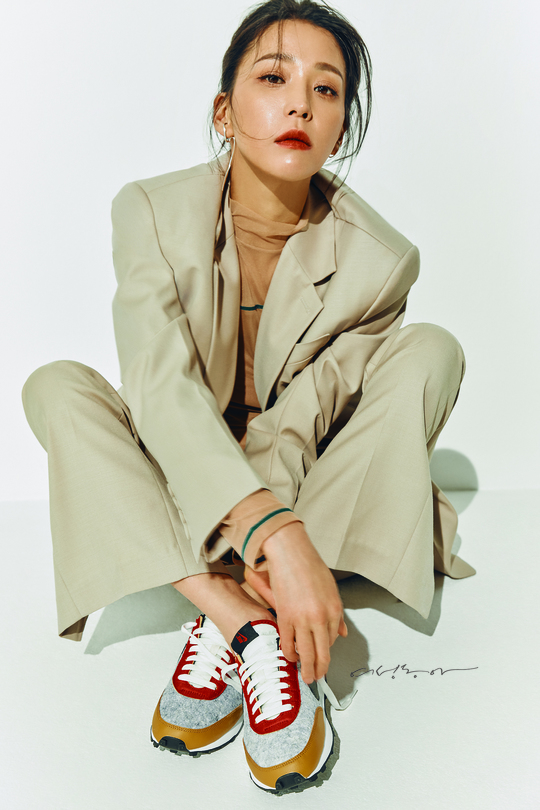Actor Han Go-eun adorns the womens paper coverHan Go-euns elegance and chicness coexisted with pictures and interviews were released in the April issue of Womens Dong-A.Han Go-eun in the public photo captivated the attention with the goddess beauty and the extraordinary atmosphere of spring.It emits a pure atmosphere with white color costumes, and it shows another charm with the sophistication that creates a chic atmosphere while matching suits and sneakers.In the other ensuing photos, Han Go-eun revealed a unique atmosphere through the down pose of the picture and the black and white photographs with impressive urban beauty.Last year, Han Go-eun first revealed his marriage life through SBS Sangsangmong 2 - You Are My Destiny and received a lot of love from the public as a lover s high-ranking couple.The biggest difference before and after marriage was that the self-esteem has increased, and the family has been able to lean on, he said frankly about marriage.When asked about the daily life when there is no schedule, he said, I like watching movies and mids.I am worried about what to eat with my husband, visiting restaurants, traveling, and walking with my dog. Han Go-eun recently appeared on MBN Naturally with her husband Shin Young-soo to open up a full story from blind date to marriage.Park Su-in