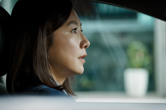 A crack that came to Kim Hee-ae and Hae-jun Park shakes the perfect World of Couples.JTBC Studios first original Golden World of Couples (directed by Mo Wan-il/playplayplayed by Jo Hyo) released images of Sun Woo (Kim Hee-ae) and Lee Tae-oh (Hae-jun Park), who began a close tug-of-war between truth and secret on March 25.The small doubts in the tranquil daily life create a precarious atmosphere and make us expect the first broadcast of the couples World, which is two days away.The couples World, based on the BBCs best-selling film Doctor Poster, tells the story of a couples love that was cut off by betrayal and falls into a swirl of Feeling.The intense world of the couple who tighten their necks with the effort to die in an explosive affection is drawn densely.Through Misty, Mo Wan-il, who has been recognized for his elaborate and sensual production that follows the essence of Feeling, and Kim Hee-ae meet another syndrome.Joo Hyun, who has a good idea of ​​detailing the inside of the character, wrote the play and wrote the writer of the writer, Line Kang Eun Kyung, and completed the dream team.Kim Hee-ae, Hae-jun Park, Park Sun-young, Kim Young-min, Lee Kyung-young and Kim Sun-kyung lead the breakup drama as a problematic couple, and Acting Actor Chae Kook-hee, Han So-hee, Shim Eun-woo and Lee Hak-joo add strength.The perfect world of Ji Sun Woo and Lee Tae-oh begins to fluctuate in a hair.As always, Sun Woo came to work with the affectionate eyes of Lee Tae-oh, but finds orange hair on the shawl that her husband surrounded.The small cracks are as strong as the relationship between the two, and after Lee Tae-oh, Sun Woo finds her husband with cakes and flowers.What did Sun Woo see, which was shaken by anxiety and betrayal, and the difference in temperature between Sun Woo and Lee Tae-oh in the ensuing photo is interesting.Sun Woo, who manages to grasp the anxiety and precarious Feeling, and Lee Tae-oh, who looks at it anxiously, a strange tension between the two amplifies their curiosity.In an earlier trailer, suspicion and anxiety were drawn that dug into the perfect world of Ji Sun Woo.The cherry-flavored lip balm found in Lee Tae-ohs outerwear, and a hair from the muffler shook the daily life of Ji Sun Woo.But it is only a trivial suspicion of Sun Woo that is oversensitive to others eyes. My husbands unwavering confession that I have only one woman, Sun Woo is now unbelievable.It stimulates curiosity about what the truth will be found by Ji Sun Woo.Sun Woo, a self-made family medicine specialist, and Lee Tae-oh, who expresses his love for his wife, were all envious couples.Anxiety, who has found her in a tranquil family, her husbands unwavering love, her son who meets expectations, and the world of Sun Woo, who has perfected her status and reputation in the community, devours her and cracks.What truths will the world of Sun Woo and Lee Tae-oh face and change? What will the beginning of the cracks be, revealed in the first episode of the couples world on the 27th.Sun Woo and Lee Tae-ohs World, which were filled with love and faith, are in crisis due to a small crack.The thrilling psychological warfare that penetrates the nature of the relationship, the directing of the extreme Feeling and closely pursuing it will attract viewers with intense power, he said. What is the fire that engulfed the perfect world of Sun Woo, and what is the truth that will be revealed in the dangerous tranquility and pretend happiness in the first episode?bak-beauty