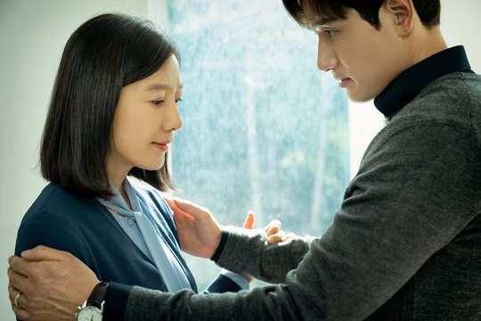 A crack that came to Kim Hee-ae and Hae-jun Park shakes the perfect World of Couples.JTBC Studios first original Golden World of Couples (directed by Mo Wan-il/playplayplayed by Jo Hyo) released images of Sun Woo (Kim Hee-ae) and Lee Tae-oh (Hae-jun Park), who began a close tug-of-war between truth and secret on March 25.The small doubts in the tranquil daily life create a precarious atmosphere and make us expect the first broadcast of the couples World, which is two days away.The couples World, based on the BBCs best-selling film Doctor Poster, tells the story of a couples love that was cut off by betrayal and falls into a swirl of Feeling.The intense world of the couple who tighten their necks with the effort to die in an explosive affection is drawn densely.Through Misty, Mo Wan-il, who has been recognized for his elaborate and sensual production that follows the essence of Feeling, and Kim Hee-ae meet another syndrome.Joo Hyun, who has a good idea of ​​detailing the inside of the character, wrote the play and wrote the writer of the writer, Line Kang Eun Kyung, and completed the dream team.Kim Hee-ae, Hae-jun Park, Park Sun-young, Kim Young-min, Lee Kyung-young and Kim Sun-kyung lead the breakup drama as a problematic couple, and Acting Actor Chae Kook-hee, Han So-hee, Shim Eun-woo and Lee Hak-joo add strength.The perfect world of Ji Sun Woo and Lee Tae-oh begins to fluctuate in a hair.As always, Sun Woo came to work with the affectionate eyes of Lee Tae-oh, but finds orange hair on the shawl that her husband surrounded.The small cracks are as strong as the relationship between the two, and after Lee Tae-oh, Sun Woo finds her husband with cakes and flowers.What did Sun Woo see, which was shaken by anxiety and betrayal, and the difference in temperature between Sun Woo and Lee Tae-oh in the ensuing photo is interesting.Sun Woo, who manages to grasp the anxiety and precarious Feeling, and Lee Tae-oh, who looks at it anxiously, a strange tension between the two amplifies their curiosity.In an earlier trailer, suspicion and anxiety were drawn that dug into the perfect world of Ji Sun Woo.The cherry-flavored lip balm found in Lee Tae-ohs outerwear, and a hair from the muffler shook the daily life of Ji Sun Woo.But it is only a trivial suspicion of Sun Woo that is oversensitive to others eyes. My husbands unwavering confession that I have only one woman, Sun Woo is now unbelievable.It stimulates curiosity about what the truth will be found by Ji Sun Woo.Sun Woo, a self-made family medicine specialist, and Lee Tae-oh, who expresses his love for his wife, were all envious couples.Anxiety, who has found her in a tranquil family, her husbands unwavering love, her son who meets expectations, and the world of Sun Woo, who has perfected her status and reputation in the community, devours her and cracks.What truths will the world of Sun Woo and Lee Tae-oh face and change? What will the beginning of the cracks be, revealed in the first episode of the couples world on the 27th.Sun Woo and Lee Tae-ohs World, which were filled with love and faith, are in crisis due to a small crack.The thrilling psychological warfare that penetrates the nature of the relationship, the directing of the extreme Feeling and closely pursuing it will attract viewers with intense power, he said. What is the fire that engulfed the perfect world of Sun Woo, and what is the truth that will be revealed in the dangerous tranquility and pretend happiness in the first episode?bak-beauty