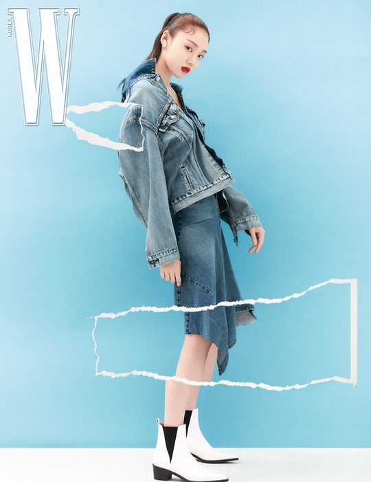 Cheong-cheon Fashion is also sensible: Lee Sung-kyung, chic beauty Actor Lee Sung-kyung presented a chic yet sensual Denim pictorial.In commemoration of the recent Rework Project line launch with the global Denim brand Levis in System (SYSTEM), the April issue of W Korea has released a picture of Actor Lee Sung-kyung to draw attention.This project is based on Log in Oreginaality and it is meaningful to change Ri of Originaality to Re, Rework which is the meaning of reinterpretation, and it contains meaning of freer from frame, pleasure of expression, respect of diversity, expanding infinite.It is also noteworthy that it deals with the global environment and sustainability that have emerged as fashion and social issues around the world.Lee Sung-kyung in the public picture has transformed into a messenger of sustainability.Lee Sung-kyung showed off his style queen downside, matching a unique unbalanced line skirt with a natural washing jacket and expressing a sense of Cheong-cheon Fashion.bak-beauty