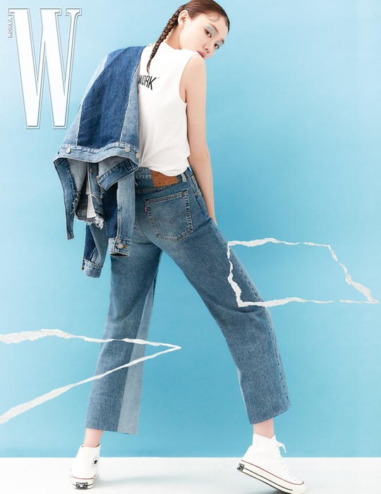 Actor Lee Sung-kyung presented a chic yet sensual Denim pictorial.In commemoration of the recent Rework Project line launch with the global Denim brand Levis in System (SYSTEM), the April issue of W Korea has released a picture of Actor Lee Sung-kyung to draw attention.This project is based on Log in Oreginaality and it is meaningful to change Ri of Originaality to Re, Rework which is the meaning of reinterpretation, and it contains meaning of freer from frame, pleasure of expression, respect of diversity, expanding infinite.It is also noteworthy that it deals with the global environment and sustainability that have emerged as fashion and social issues around the world.Lee Sung-kyung in the public picture has transformed into a messenger of sustainability.Lee Sung-kyung showed off his style queen downside, matching a unique unbalanced line skirt with a natural washing jacket and expressing a sense of Cheong-cheon Fashion.bak-beauty