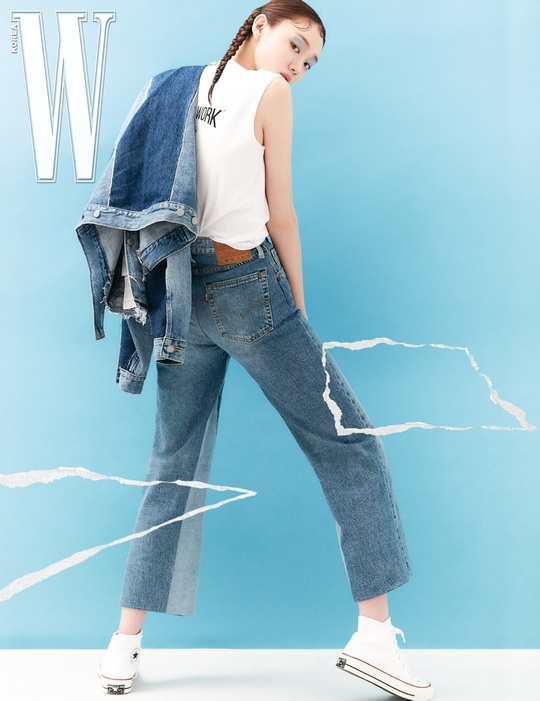 Cheong-cheon Fashion is also sensible: Lee Sung-kyung, chic beauty Actor Lee Sung-kyung presented a chic yet sensual Denim pictorial.In commemoration of the recent Rework Project line launch with the global Denim brand Levis in System (SYSTEM), the April issue of W Korea has released a picture of Actor Lee Sung-kyung to draw attention.This project is based on Log in Oreginaality and it is meaningful to change Ri of Originaality to Re, Rework which is the meaning of reinterpretation, and it contains meaning of freer from frame, pleasure of expression, respect of diversity, expanding infinite.It is also noteworthy that it deals with the global environment and sustainability that have emerged as fashion and social issues around the world.Lee Sung-kyung in the public picture has transformed into a messenger of sustainability.Lee Sung-kyung showed off his style queen downside, matching a unique unbalanced line skirt with a natural washing jacket and expressing a sense of Cheong-cheon Fashion.bak-beauty