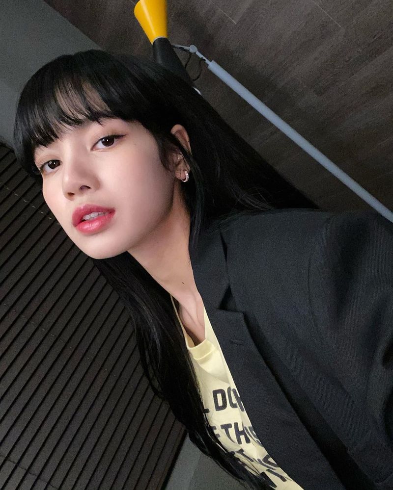 Group BLACKPINK member Lisa boasted an alluring beauty.Lisa posted a photo on her Instagram page on March 25.The photo shows Lisa, who added chic charm to her black jacket, staring at the camera with her alluring eyes.Lisas exotic features make her beauty more prominent.The fans who responded to the photos responded to Simmung as soon as I saw the picture, If it is so beautiful, it is foul and I want to see the stage soon.delay stock