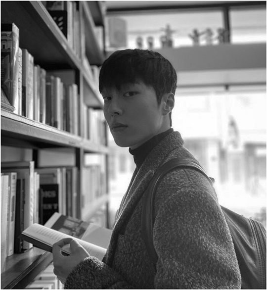 Actor Jang Ki-yong also caught the eye with his warm appearance in black and white photographs.Jang Ki-yong released a black and white photo on his personal Instagram page on March 25; in the photo, Jang Ki-yong carries a bag and unfolds a book in a bookstore.Jang Ki-yong shook his girlfriend with a clear eye and looked at the camera.Jang Ki-yong will play Gong Ji-cheol in KBS 2TV New Moonhwa Drama Bon Again scheduled to be broadcast.Bone Again, starring Jang Ki-yong, is a reincarnation mystery melodrama that depicts the fate and resurrection of three men and women intertwined in two lives.Jang Ki-yong will cooperate with Actor Lee Soo-hyuk and Jin Se-yeon through Bon Again.Choi Yu-jin