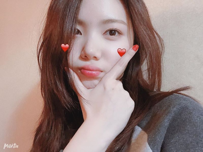 Iga presented Selfie, full of cuteness.Iga, a former group after school, posted a picture on March 25 with the phrase Good Day on his instagram.In the photo, Iga is doing V with a heart effect in the photo application; he sticks his lips out and emits a cute charm.han jung-won
