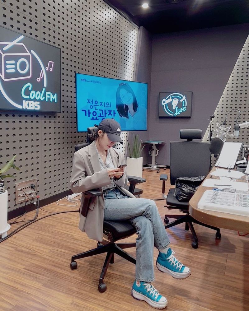Group Apink Jung Eun-ji showed off her leg-length look fashion sense in blue running shoes on Blue jeans.Jung Eun-ji uploaded a picture to a personal Instagram on March 25 with an article entitled O Nul Do Jum Sim Go Min (also troubled for lunch today).In the photo, Jung Eun-ji sits in a radio studio chair and looks at his cell phone.Jung Eun-ji showed off her long-looking leg in a pair of blue jeans with sky blue shoes.Jung Eun-ji is DJ of KBS coolFM Jung Eun-jis song plaza.Jung Eun-ji won the New DJ Award at the KBS Entertainment Grand Prize in 2019 for showing cool talk and clean progress through radio.Choi Yu-jin