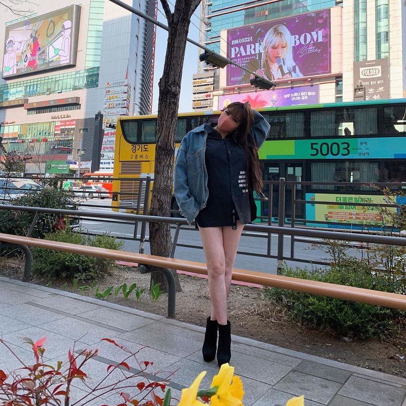 2NE1 (2NE1) singer Park Bom has certified the birthday display board he received from fans.Park Bom posted a birthday display board certification shot on his personal SNS on March 25th.Park Bom, along with the photo, said, Thank you fans for your birthday on the display board behind you.Park Su-in