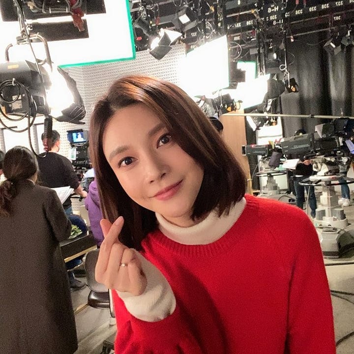 Actor Cha Ye-ryun presented rice cake to KBS 2TV daily drama Elegant Mother and Girl Staff.Cha Ye-ryun wrote on his instagram on March 25, Its a fast time. I was happy to be with Elegant Mother and Daughter who left three times.I like the little rice cake present for the six-month staff who cried and laughed together, and its happy. Thank you and love all the staff who always put me beautifully and made me feel strong.I will meet you again. I will meet you at 101 times today. Inside the picture is a picture of Cha Ye-ryun posing for a finger heart; Cha Ye-ryuns innocent beauty catches the eye.Cha Ye-ryuns dissipating small face size and distinctive features make her look more beautiful.The fans who responded to the photos responded such as I am watching the drama well, I am so sorry for the end and I am pretty.delay stock