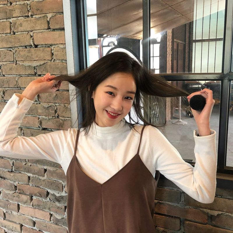Singer Park Bo Ram flaunts her innocent lookPark Bo Ram posted a photo on his Instagram on March 25.Inside the photo was a picture of Park Bo Ram pulling his hair, which smiles brightly at the camera.Park Bo Rams slender V-line and innocent beautiful looks catch the eye.The fans who responded to the photos responded such as cute, sister is so beautiful and lovely.delay stock