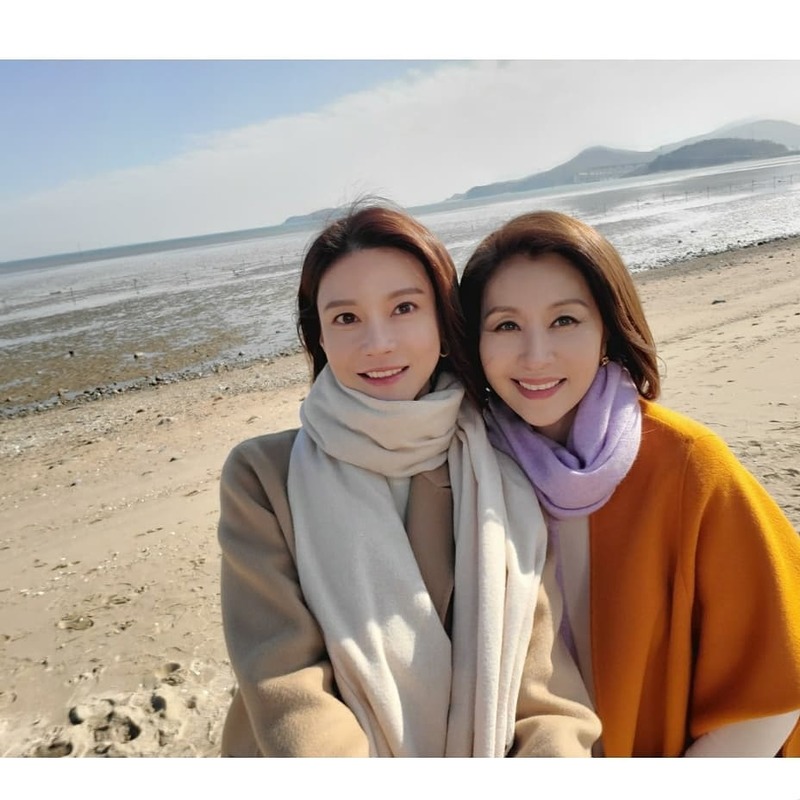 Cha Ye-ryun revealed the end of KBS 2TV daily soap opera Elegant Mother and Girl.Actor Cha Ye-ryun posted a number of photos on his Instagram on March 25 with the article Elegant Mother and Mother.The photo was taken by Cha Ye-ryun with actors who co-worked Choi Myeong-Gil, Kim Seung-soo, Su-Won Ji, and Kyeong-sook Jo.Cha Ye-ryun said, My mother who raised me, my mother who gave birth... I was lucky and happy to meet all the moments I could play together.I have so much to learn. Thanks to your generous guidance to me, I have been able to finish the six-month long journey. I love you. Thank you very much.Seniors, he said, expressing his affection for Choi Myeong-Gil and Su-Won Ji, who co-worked with mother and daughter.Cha Ye-ryun then said, Thank you for being a lot of strength for my partner, Hung-soo! It was always the best.And my mother ~ I thank you and I love you. Thank you for your partner Kim Heung-soo and Kyeong-sook Jo.bak-beauty