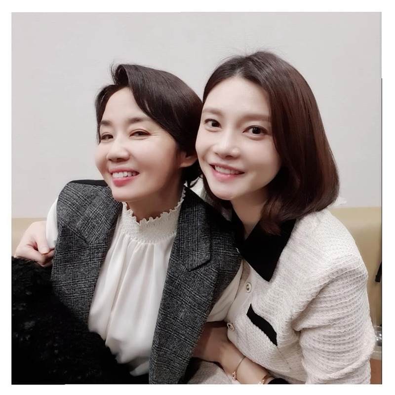 Cha Ye-ryun revealed the end of KBS 2TV daily soap opera Elegant Mother and Girl.Actor Cha Ye-ryun posted a number of photos on his Instagram on March 25 with the article Elegant Mother and Mother.The photo was taken by Cha Ye-ryun with actors who co-worked Choi Myeong-Gil, Kim Seung-soo, Su-Won Ji, and Kyeong-sook Jo.Cha Ye-ryun said, My mother who raised me, my mother who gave birth... I was lucky and happy to meet all the moments I could play together.I have so much to learn. Thanks to your generous guidance to me, I have been able to finish the six-month long journey. I love you. Thank you very much.Seniors, he said, expressing his affection for Choi Myeong-Gil and Su-Won Ji, who co-worked with mother and daughter.Cha Ye-ryun then said, Thank you for being a lot of strength for my partner, Hung-soo! It was always the best.And my mother ~ I thank you and I love you. Thank you for your partner Kim Heung-soo and Kyeong-sook Jo.bak-beauty