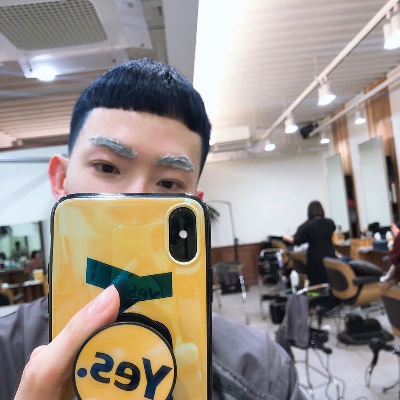 Jo Kwon turned into Itaewon Klath Park Seo-joon?Singer Jo Kwon posted two photos on his Instagram on March 25 with an article entitled Roy.Jo Kwon in the public photo is taking his face in a mirror at a makeup shop.Jo Kwon is attracting attention by trying Park Seo-joon Roy hairstyle, aka night hair, which has emerged as a popular trend these days.bak-beauty