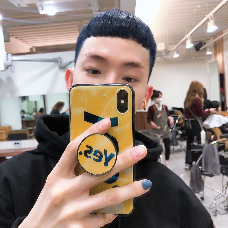 Jo Kwon turned into Itaewon Klath Park Seo-joon?Singer Jo Kwon posted two photos on his Instagram on March 25 with an article entitled Roy.Jo Kwon in the public photo is taking his face in a mirror at a makeup shop.Jo Kwon is attracting attention by trying Park Seo-joon Roy hairstyle, aka night hair, which has emerged as a popular trend these days.bak-beauty