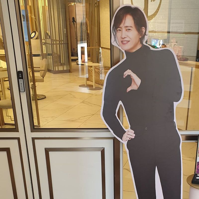 Kim Sook has proved once again that he is an Amount date fan.Gagwoman Kim Sook posted two photos on March 25 with an article entitled Oh...I did not make hearts in her instagram.Kim Sook in the public photo poses next to the picture of standing-person of singer Amount date.Kim Sook is pictured drawing the other half heart with his own hand next to the Mount date, which is making a half-hand hand heart.However, Kim Sooks hand shape is so bad that the perfect heart shape is not completed.bak-beauty