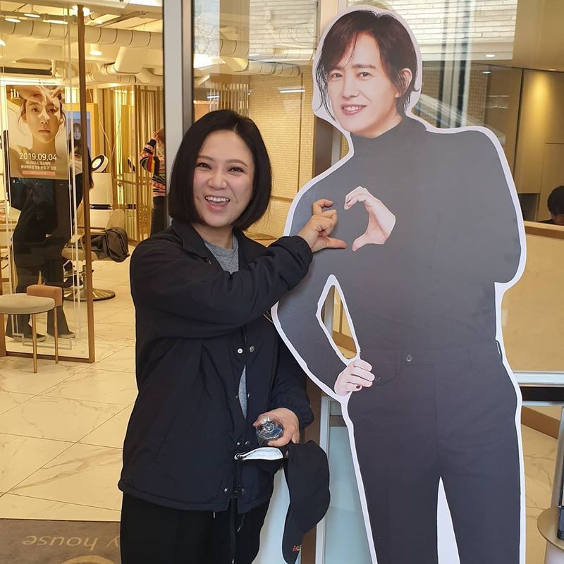Kim Sook has proved once again that he is an Amount date fan.Gagwoman Kim Sook posted two photos on March 25 with an article entitled Oh...I did not make hearts in her instagram.Kim Sook in the public photo poses next to the picture of standing-person of singer Amount date.Kim Sook is pictured drawing the other half heart with his own hand next to the Mount date, which is making a half-hand hand heart.However, Kim Sooks hand shape is so bad that the perfect heart shape is not completed.bak-beauty