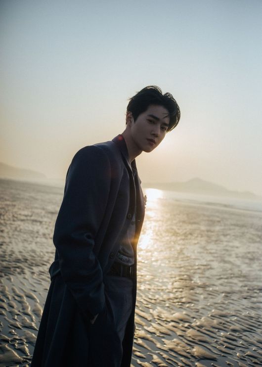 Suho, a member of the boy group EXO who is about to debut Solo, delivers his love for fans with his first mini album Self-Portrait.Suhos first mini album, Self-Portrait, contains a total of six songs in which Suho participated in the lyrics, including the title song Love, Lets Love, which is a modern rock genre with a warm atmosphere, and the special Suho fan song Made In You (Made in You) is also expected to be more anticipated. ...The new album Made In You is a medium pop song with a charming piano melody and grubby drum sound. The lyrics express Suhos heart toward fans who are constantly supporting him, with the contents that I was made by you and started from you.Also, the title song Lets Love also uses EXOs team slogan in the title of the song, adding Suhos identity and fan love as an EXO leader, and the lyrics that convey the message of courageous love to each other even if it is poor and lacking in expressing love attract attention.Suhos first mini album Self-Portrait will be released on various music sites at 6 pm on the 30th and will also be released on the same day.SM Entertainment Provides
