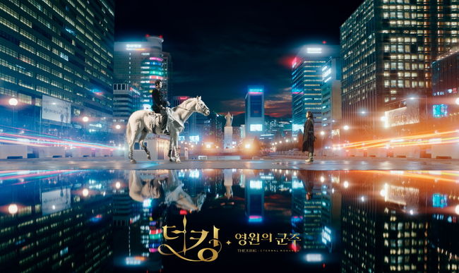 In April 2020, the parallel World Gate is ten Linda Ronstadt!SBSs new gilt drama The King - Eternal Monarch Lee Min-ho - Kim Go-eun - Woo Do-hwan - Kim Kyung Nam - Jung Eun-chae - Lee Jung-jin released Main Poster 2 to invite as a brilliant World of Dimension.SBSs new gilt drama The King - Eternal Monarch (playplayplay by Kim Eun-sook/directed Baek Sang-hoon, and Jeong Ji-hyun/produced Hwa-dam Pictures), which is scheduled to be broadcast in April following the upcoming Hiena, is a door to protect the lives, people, and love of someone with the Yi-Gwa-type Korean Empire Emperor Lee Gon who wants to close the door (). It is a fantasy romance that draws a different level of South Korea Detective Jeong Tae through cooperation between the two worlds.Kim Eun-sook, who is known as the romantic comedy legend in the best writing power of South Korea, director Baek Sang-hoon of Huayu - School 2015, Dawn of the Sun, and director Jung Ji-hyun of Enter the search word WWW are attracting attention as the best topic work of 2020.In this regard, two main posters of The King - Eternal Monarch, which will open the door of parallel World in April 2020, are drawing attention.First, Lee Min-ho - Kim Go-eun - Woo Do-hwan - Kim Kyung-nam - Jung Eun-chae - Lee Jung-jin, group main poster with each aura, contained six characters with the meaning of Korean Empire and South Korea.Korean Empire Emperor Lee Min-ho and South Korea Detective Jeong Tae-tae Station Kim Go-eun, Korean Empire Imperial Guard Captain Cho Young-young Woo Do-hwan, South Korea Detective Kang Shin-jae Station Kim Kyung-nam, Korean Empire First Female Prime Minister Jung Six people, including Eun-chae and Korean Empire goldsmith Lee Jung-jin, are anticipating the 6-color 6 variation.Lee Min-ho, an emperor uniform in the center of the city, has a brilliant atmosphere with excellent eyes and noble attitude, and Kim Go-eun is stopping his gaze somewhere with a faint eye.Woo Do-hwan, who showed dignity in cold gray tone, showed a full-fledged figure with a good eye, and Jung Eun-chae, who emits charisma, showed a mixture of desire and loftiness.In addition, Kim Kyung-nam is keenly aware of the touch, and Lee Jung-jin is raising expectations by giving a sad blue force with a sense of darkness.Especially, Lee Min-ho and Kim Go-euns Couple Main Poster beautifully and mysteriously capture the fateful meeting of Korean Empire Emperor and South Korea Detective.Lee Min-ho and Kim Go-eun, who stand tall in a dense urban forest white horse, and Lee Min-ho, both of whom are concentrating on each other straight in the shaky light, are giving a dreamy atmosphere.In addition, Lee Min-ho and Kim Go-eun are showing intense impacts with a 180-degree symmetry of the moment of fate, which is aroused by the two people in the world, Korean Empire and South Korea, and the two people in the world, which are different in dimension,The production company, Hwa-dam Pictures, said, I wanted to express the fantasy romance that I would first encounter through Main Poster 2 and the parallel world that I have never seen before. The King - Eternal Monarch is a breathtaking drama that is unfamiliar but inevitably falls into unconditional.Im asking for a lot of attention to The King—Eternal Monarch, he said.The King - Eternal Monarch will be broadcast at 10 pm on Fridays and Saturdays in April following the Hiena.