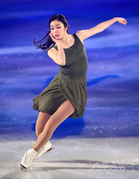 ‘피겨 퀸’ 김연아가 스포츠동아 창간 12주년 기념 스포츠 전문가 100인 설문에서 ‘한국 스포츠 최고 파워피플’로 선정된 데 이어 ‘역대 한국 스포츠 최고 레전드’ 영예까지 안았다. 김연아는 “두 부문에 걸쳐 최고로 인정받아 영광”이라며 “코로나19로 어려움을 겪고 있지만, 우리 모두 함께 하면 이겨낼 수 있다”는 메시지를 전했다. 스포츠동아DB