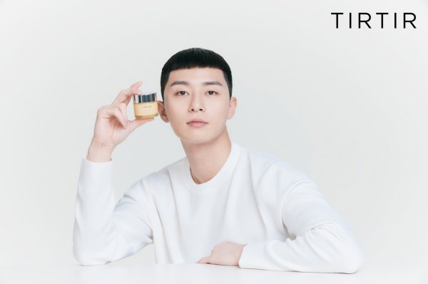 Park Seo-joon has a casual yet natural charm with the concept of a moist day with spring through AD with the beauty brand TIRTIR, which is working as a exclusive model.In particular, he showed a 180-degree reversal charm with a youthful and warm expression that is different from the charismatic Park in the popular drama JTBC One Clath, which captivated The Earrings of Madame de...TIRTIR, a health life beauty brand, is a beauty brand that is actively working as a model for Actor Park Seo-joon, who played the role of Park in the drama JTBC One Clath, which ended with its highest audience rating of more than 16.5% on the 21st.