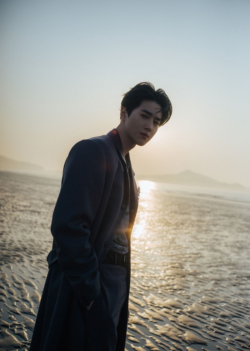 EXO Suho delivers a love of fans with special fan songs.On the 25th, SM Entertainment said, Suhos first mini album Self-portrait includes a total of six songs including the title song Love, Hazard and Suhos songwriting.In addition, Suho fan song Made In You is included. The fan song Made In You is a medium pop song with a charming piano melody and grubby drum sound. The lyrics express Suhos heart toward fans who are constantly supporting him, with the contents that I was made by you and started from you.On the other hand, Suhos first mini album Self-portrait will be released on various music sites at 6 pm on the 30th, and will be released on the same day.