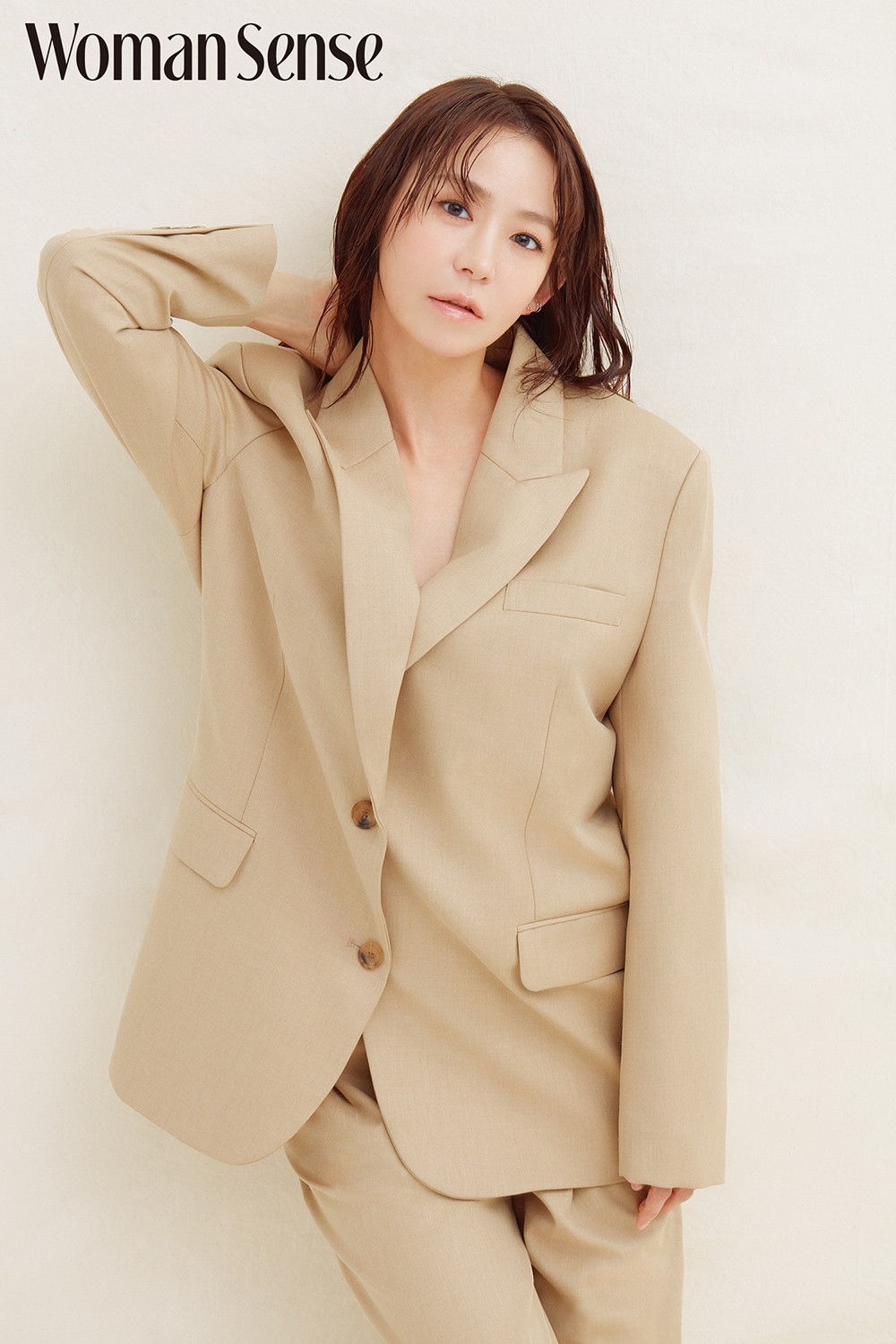 Actor Yi-young Shim has decorated the April issue of Hanman essence, transforming it into Springs Goddess.In an interview with the pictorial, Yi-young Shim said, If you live hard and appreciate your life, you will be waiting for things that you did not think of as receiving the Grand Prize in the acting Grand Prize last year.Yi-young Shim, a picture released by Hanman essence on the 25th, has a different charm from the role of strong in the SBS morning drama I want to taste and a strong life.Yi-young Shim caught the eye by digesting the trendy spring look of neutral tone including the formal look of manic mood in his own style.He showed charisma with a chic style directed by a relaxed silhouette shirt, jacket, and tailored pants, and added a smile like spring, and he showed various charms in different atmospheres.In addition, the April issue of Hanman essence contains his stories such as the balance of work and life, and the secret of management.