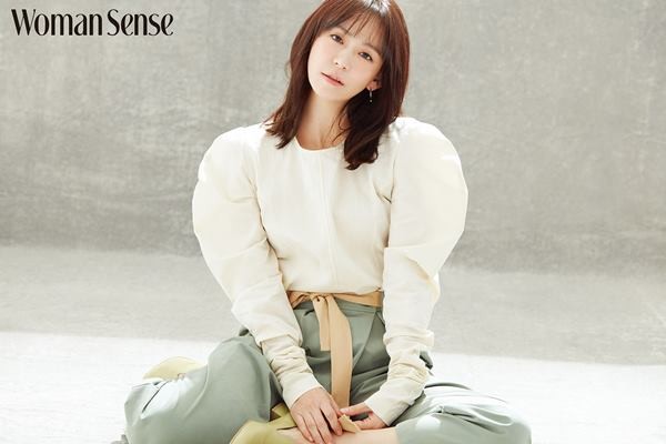 Actor Yi-young Shim has decorated the April issue of Hanman essence, transforming it into Springs Goddess.In an interview with the pictorial, Yi-young Shim said, If you live hard and appreciate your life, you will be waiting for things that you did not think of as receiving the Grand Prize in the acting Grand Prize last year.Yi-young Shim, a picture released by Hanman essence on the 25th, has a different charm from the role of strong in the SBS morning drama I want to taste and a strong life.Yi-young Shim caught the eye by digesting the trendy spring look of neutral tone including the formal look of manic mood in his own style.He showed charisma with a chic style directed by a relaxed silhouette shirt, jacket, and tailored pants, and added a smile like spring, and he showed various charms in different atmospheres.In addition, the April issue of Hanman essence contains his stories such as the balance of work and life, and the secret of management.