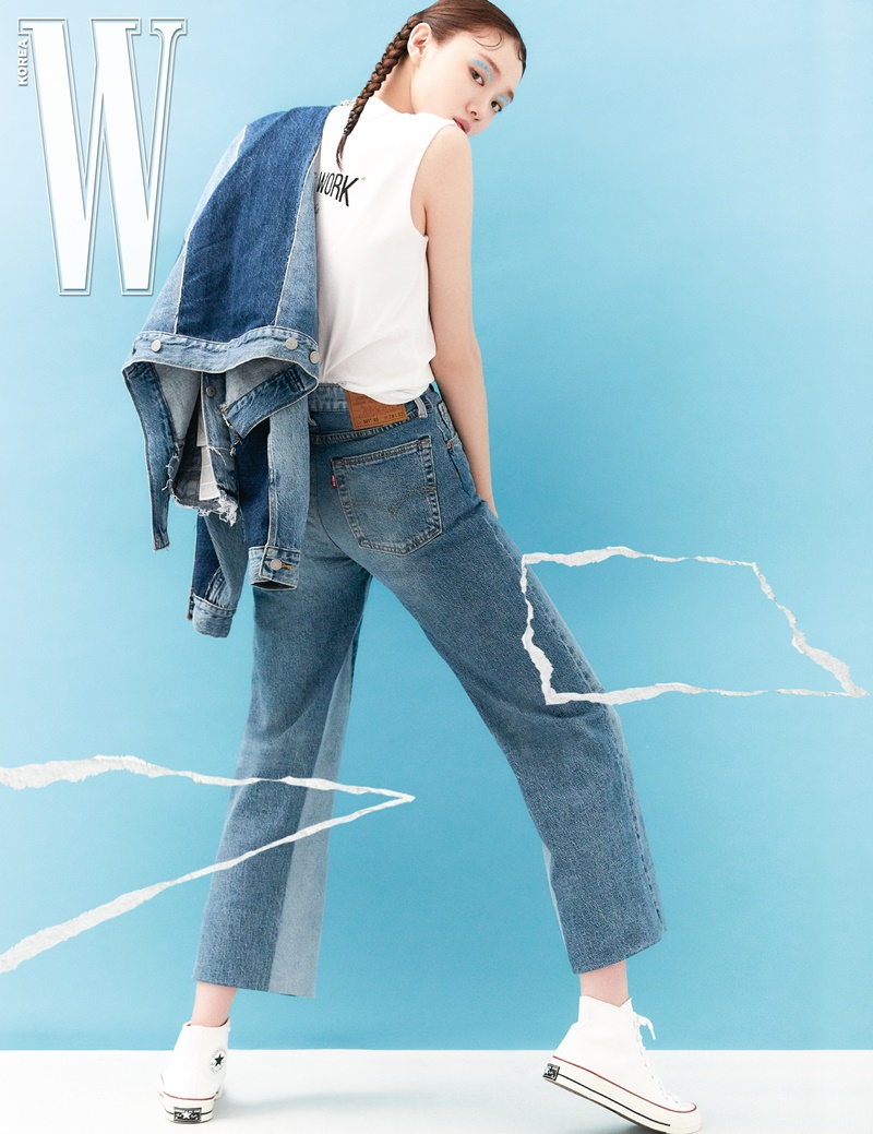 Lee Sung-kyung, Cheongcheong fashion perfect digestion ..full of chicness In commemoration of the Rework project with the Global Denim brand Levis, the brand system (SYSTEM), which expresses chic sensibility in a free and dynamic casual, released a picture of actor Lee Sung-kyung.The project is a customizing project that reinterprets the Denim items of other brands with unique sensibility in celebration of the 30th anniversary of brand launch.In particular, this project is the first project of the campaign with the theme of Log in Oreginaality, and it is meaningful to change the Ri of Originaality to Re, Rework, which means reinterpretation, and it contains the meaning of freer from the frame, pleasure of expression, respect for diversity, and extension of infinitesperation.It is also noteworthy that it deals with the global environment and sustainability that have emerged as fashion and social issues around the world.Lee Sung-kyung in the picture is transformed into a messenger of sustainability.The fashion icon showed a unique unbalance line skirt in a denim jacket with natural washing, and a Cheong-cheon Fashion expressing a sense of fashion.Especially, Lee Sung-kyungs cool personality and professional artefacts are the back door that all the staffs filmed in a cheerful atmosphere.The Rework Project picture of the system with Lee Sung-kyung can be found on the W. Korea April issue, website, and SNS account./ Photo: W. Korea