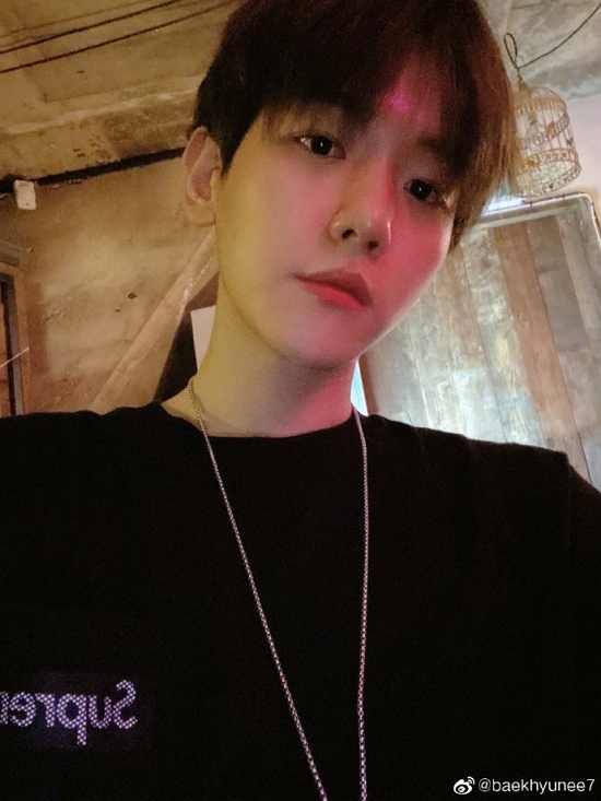 Group EXO Baekhyun has been releasing Selfie for a long time and is gathering topics.On the 24th, Baekhyun posted a picture on his official Weibo with an article entitled Hi Hello!!The uploaded photo shows Baekhyun looking at the camera with a blank expression.Baekhyun wore a comfortable one-man T-shirt and a necklace - a hip atmosphere was heard - adding to the warmth even with his disorganised bangs.Especially the skin of the white Baekhyun was outstanding, and it was handsome with distinctive features such as big eyes, sharp nose, thick lips, and sharp jaw line.The fans who responded to the photos showed positive responses such as Baekhyun, which is warmer, He is handsome even if he looks at the pictures and He is really good.
