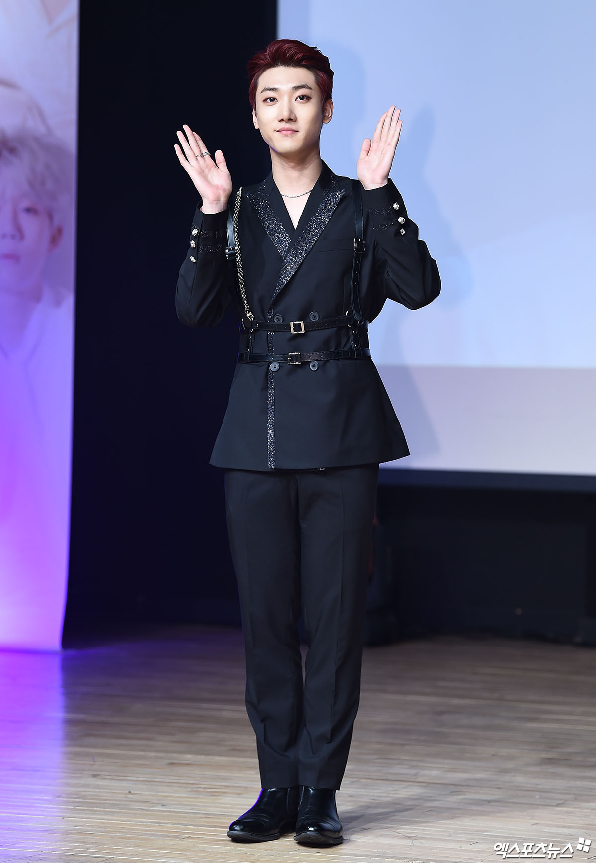 On the afternoon of the 25th, a showcase was held at Ilji Art Hall in Cheongdam-dong, Seoul to commemorate the release of the groups debut album The GLOW: Eden (The Glory: Eden).Myst Lee Min-ho, who attended the showcase on the day, has photo time.