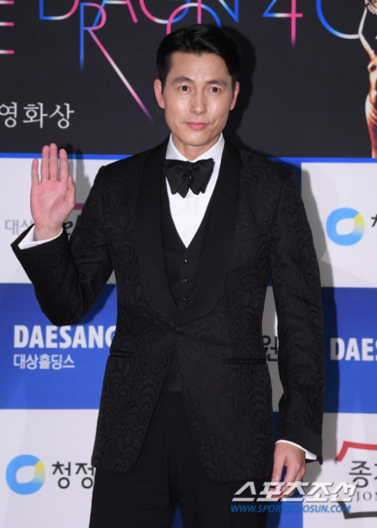 Actor Jung Woo-sung delivered Cheerings Message to everyone who is having a tough time with a new coronavirus infection (Corona 19).Jung Woo-sung posted a lengthy post on Instagram on Wednesday, beginning with Everyone is having a hard time due to a coronavirus infection.There are people who are hard to work because of the isolation, but there are people who have to go to work without anxiety. As a community called humanity, we transcend race, religion, political ideology, and country. We must coexist with the power of people and people.We must achieve a whole human symbiosis beyond generations, jobs, culture, differences and differences. Jung Woo-sung also said, As a goodwill ambassador for the UNHCR, I think about those who have suffered from COVID-19. Those who are forced to evacuate due to civil war, who are forced to avoid movement and contact, who can not be with their families in an unstable situation due to the spread of COVID-19, I mentioned the refugees.Finally, he said, We can overcome this difficult situation when we all understand each others pain and understand it based on our understanding. We can overcome it.Meanwhile, Jung Woo-sung has donated 100 million won to the fruits of the love of the Social Welfare Community Chest to prevent the spread of COVID-19 and to support the vulnerable groups.