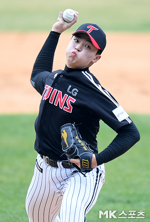 On the afternoon of the 26th, the LG Twins played their own game at Jamsil-dong-dong Stadium in Seoul.Lee Min-ho pitches in the bottom of the sixth inning.Meanwhile, KBO held an emergency board meeting to actively participate in government policies for overcoming the Corona 19 crisis and public health, and decided to postpone the opening of the game after April 20, considering the safety of baseball fans and athletes as the top priority.