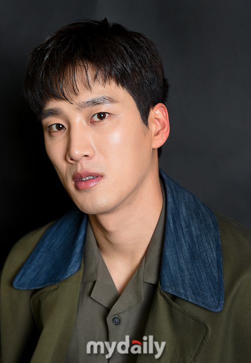 Actor Ahn Bo-hyun, 32, revealed that his co-work with opponent Actor Park Seo-joon was good.Ahn Bo-hyun played the role of the eldest son of Janga, who was involved in the drama Itaewon Clath (director Kim Sung-yoon) with Park Seo-joon, on the 21st of the end comprehensive channel JTBC.Ahn Bo-hyun, who recently interviewed and Itaewon Klath End, said that Actor Park Seo-joon and Chemie were good.He said of Park Seo-joon: Im an alumnus but I was formal, playing honor when I first met him; since then Ive spoken half-talking to help comfortably.I gave acting advice and Chemie was good. Ahn Bo-hyun said that the police station god is memorable during the scene with Park Seo-joon.The Fountainhead, played by Park Seo-joon, is a character with a tough roy and a tough villain, giving an unstoppable tension in the police station god.I was just about to co-work up when I actually met him, and I told him to be confident and comfortable with Park Seo-joon, and then I went on the shoot.It was different from when I went in and out, and comfort was the biggest, and Park Seo-joon opened the door and I was like that, so God became natural. Also, Ahn Bo-hyun co-worked with Kim Dae-mi of Joy Seo and Kwon Nara of Osua.As for the co-work with them, Kim Dae-mi and Kim Dae-mi burst into a short scene, so viewers did not feel a lot of cider elements.Kwon Nara was a role I had a crush on for 15 years, and in some ways Kwon Nara seems to have given me keywords such as romantic garbage rather than just garbage.The co-work was well suited, he praised.Although Ahn Bo-hyun boasted co-work with peer actors, the actor who matched his most co-work was Yoo Jae-in.He said of Yoo Jae-myeong and co-work, He plays the role of a father in the play. He has asked a lot of advice and a lot of advice.It was good to have a good scene together every god. 