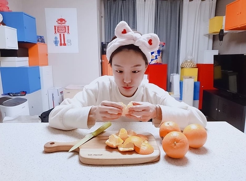 Shin So-yul shares more prettier current status after marriageActor Shin So-yul posted two photos on his instagram on March 25 with the phrase The first thing you did with a gift chopping board: Cut Orange.In the photo, Shin So-yul is eating Orange with a hairband; he showed off his Goddess beauty with transparent skin and fresh eyes.han jung-won