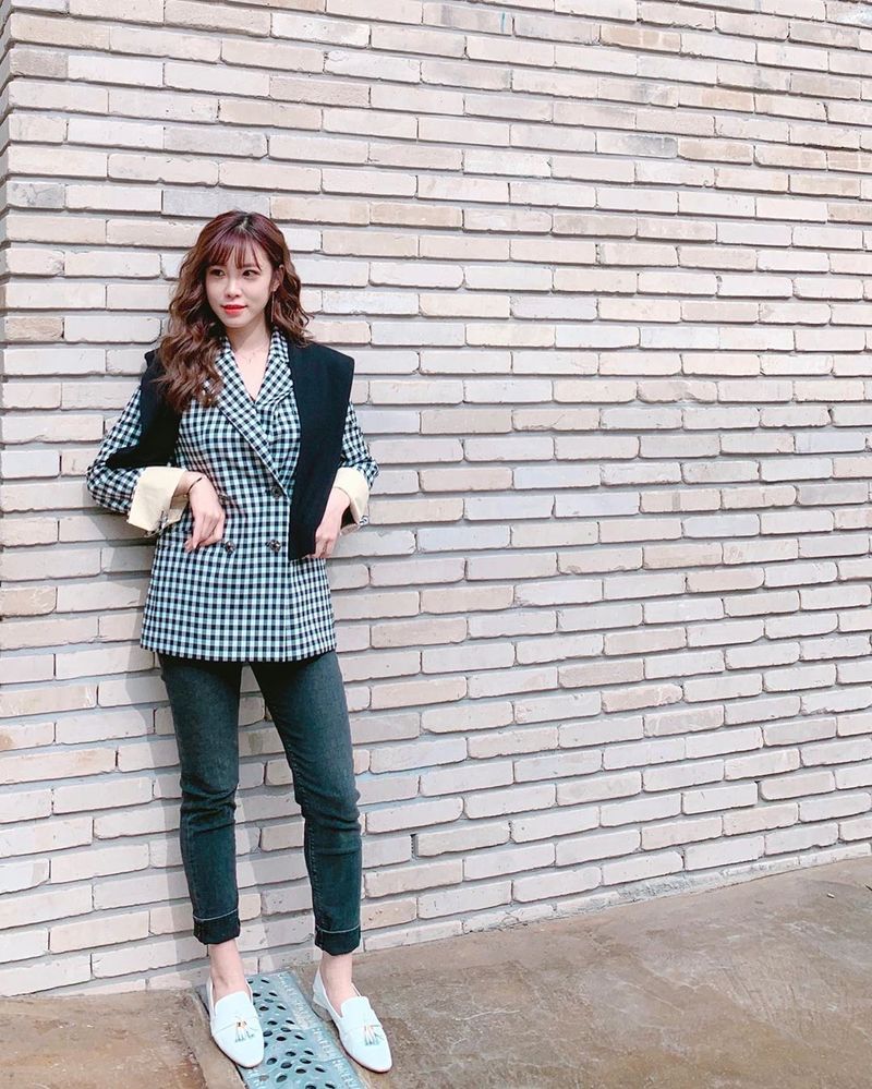 Singer and Actor Jun Hyoseong has unveiled a fresh current situation like spring.Jun Hyoseong posted a photo on SNS on March 26 with an article entitled # MusinsaTV # MusinsaTV # Thumbcard #Somecard Today.The photo shows Jun Hyoseong showing off her bright beautiful looks in comfortable attire.Jun Hyoseong is working as a Thumb Card MC, and has been transformed into a Thumb Maker with rapper Chan Yu, and is conducting program and blind date matching at the same time.hwang hye-jin