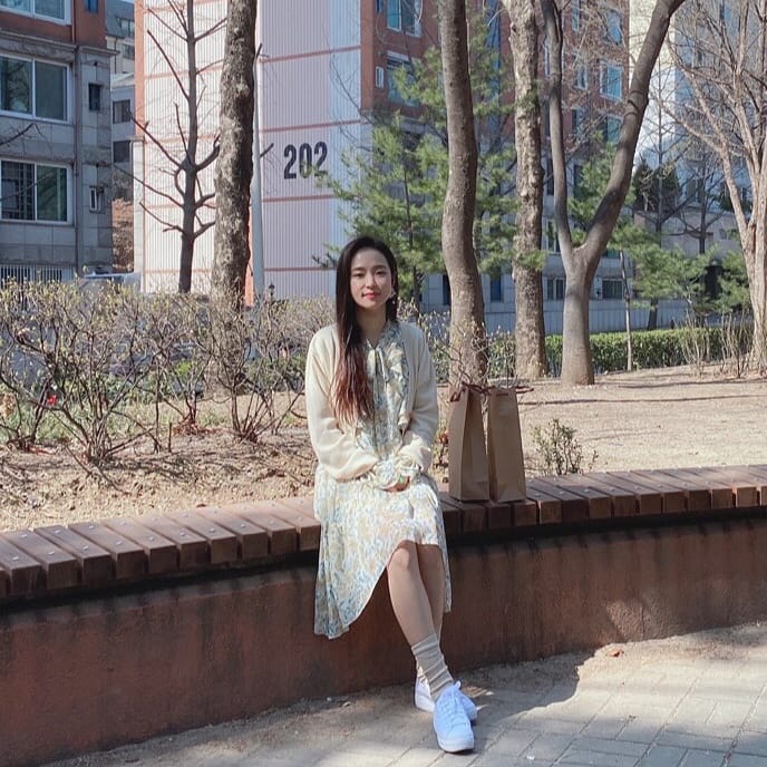 Hongja showcased Hwasa spring fashionSinger Hongja posted a picture on his instagram on March 25 with the phrase I am going out for a long time wearing a pretty cocket with a spring virgin shooting.In the photo, Hongja stares at the camera in a dress and cardigan, who has thrilled fans with beautiful visuals from a distance.han jung-won