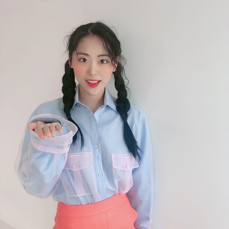 Lua showed off her big eyes.Group Weki Meki member Lua posted an emoticon and four photos on the official Instagram on March 26.In the photo, Lua stares at the camera with her head on a double head; he boasts a cute charm with a small face and big eyes.han jung-won