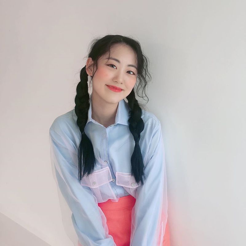 Lua showed off her big eyes.Group Weki Meki member Lua posted an emoticon and four photos on the official Instagram on March 26.In the photo, Lua stares at the camera with her head on a double head; he boasts a cute charm with a small face and big eyes.han jung-won